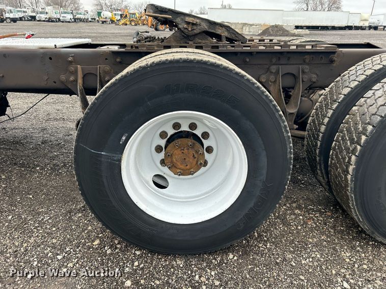 image for item OI9521 2005 International  9200i  semi truck