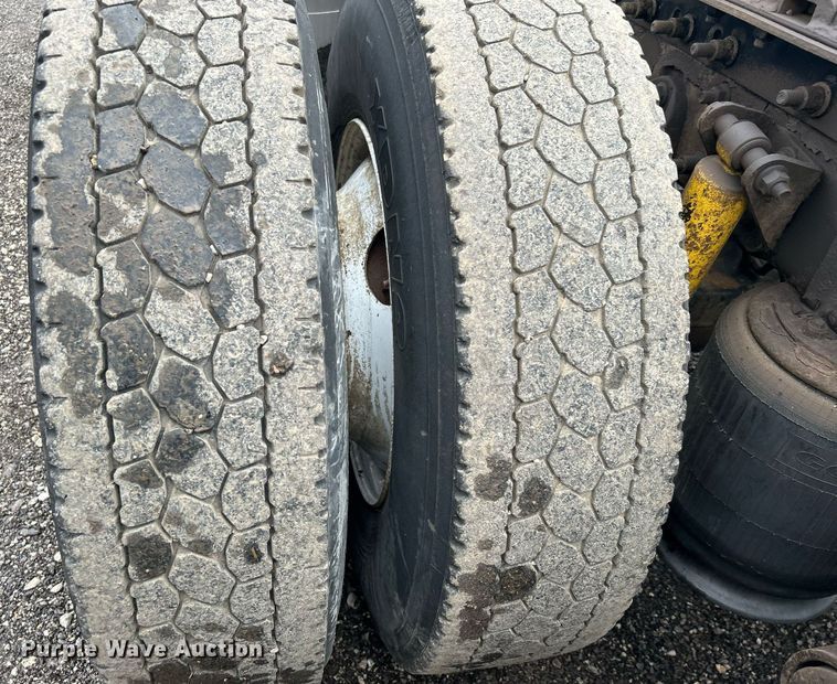 image for item OI9521 2005 International  9200i  semi truck