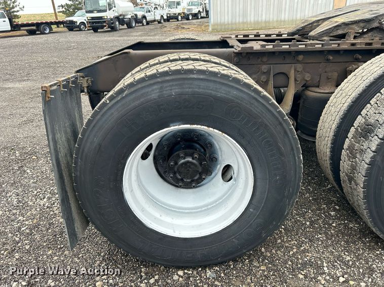 image for item OI9521 2005 International  9200i  semi truck