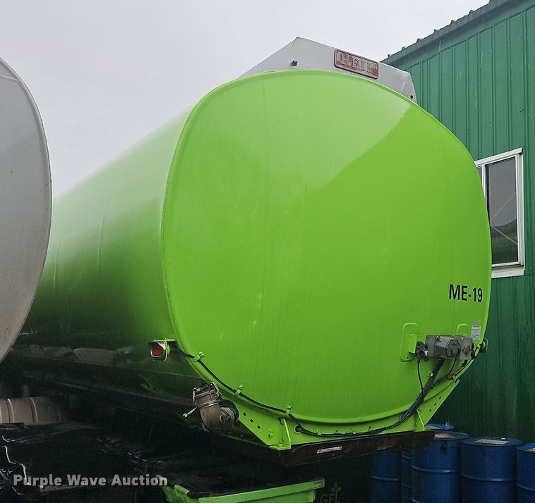 image for item OJ9708 1996 Heil  tank trailer