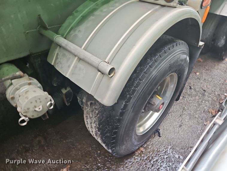 image for item OJ9708 1996 Heil  tank trailer