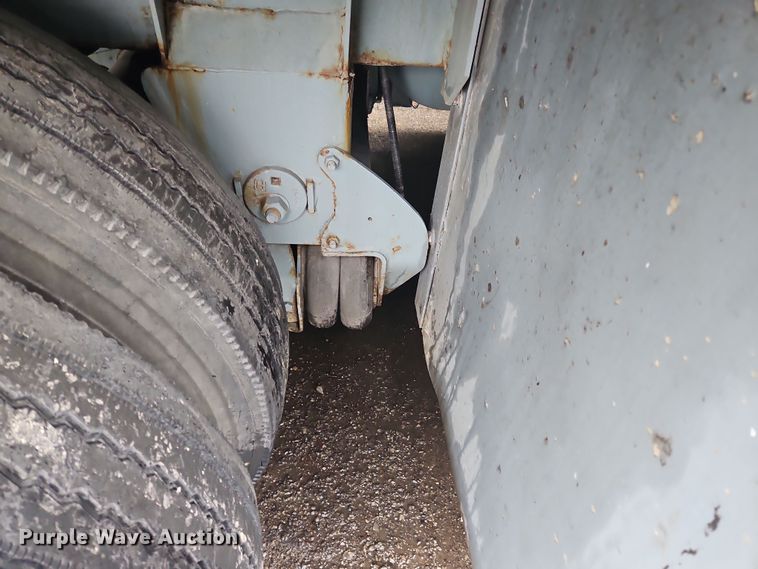 image for item OJ9709 1989 Heil tank trailer