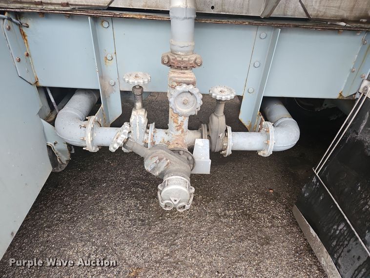 image for item OJ9709 1989 Heil tank trailer