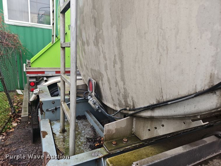 image for item OJ9709 1989 Heil tank trailer