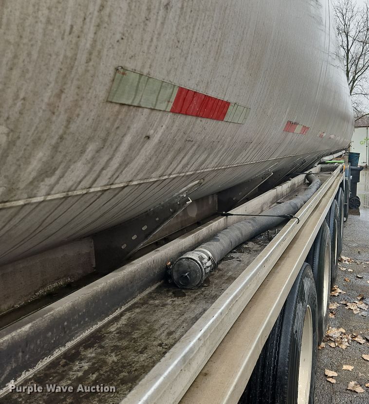 image for item OJ9709 1989 Heil tank trailer