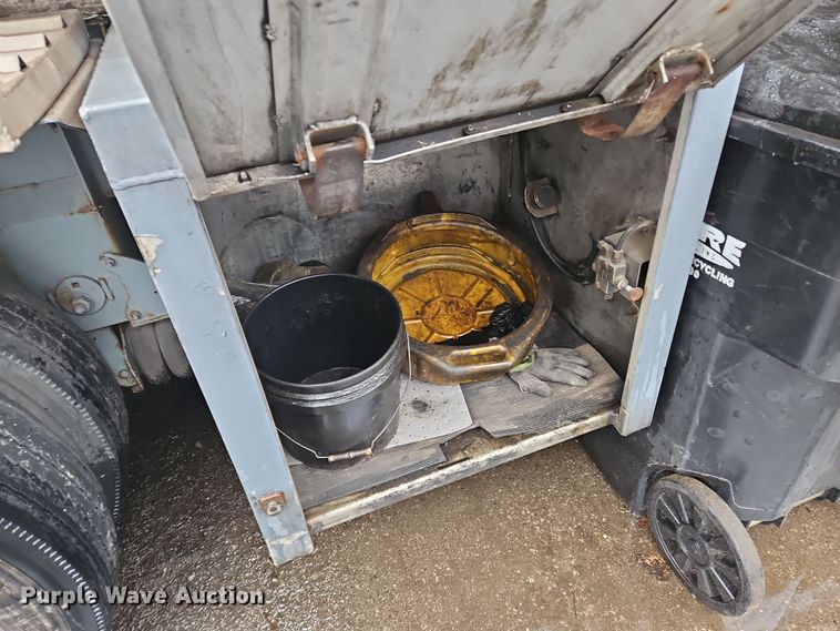 image for item OJ9709 1989 Heil tank trailer