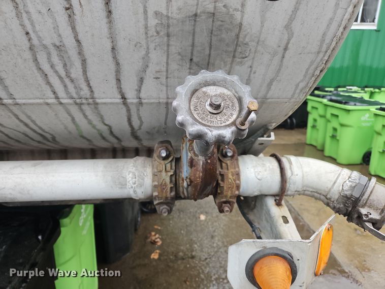 image for item OJ9709 1989 Heil tank trailer