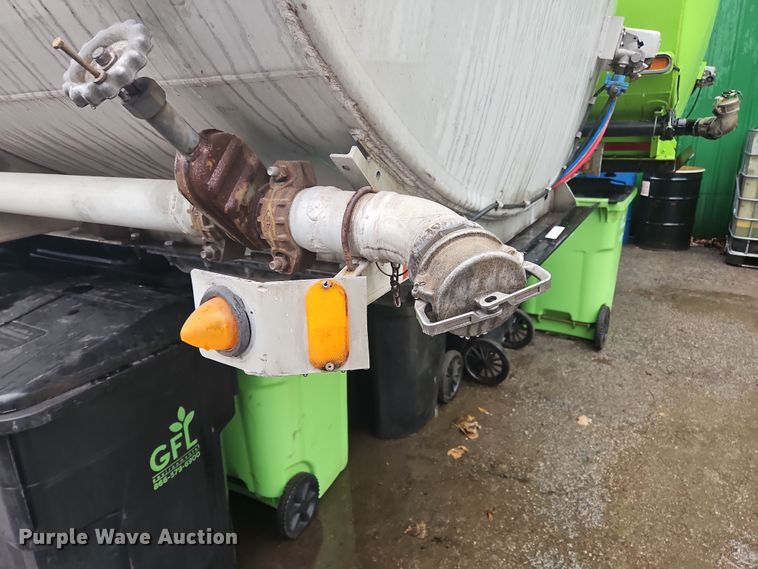 image for item OJ9709 1989 Heil tank trailer