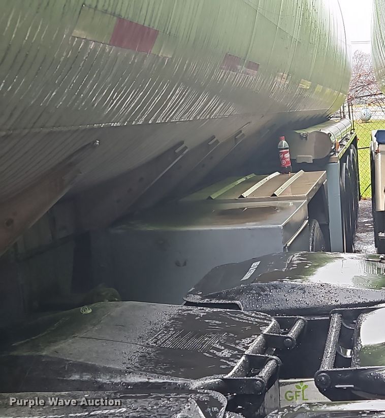 image for item OJ9709 1989 Heil tank trailer