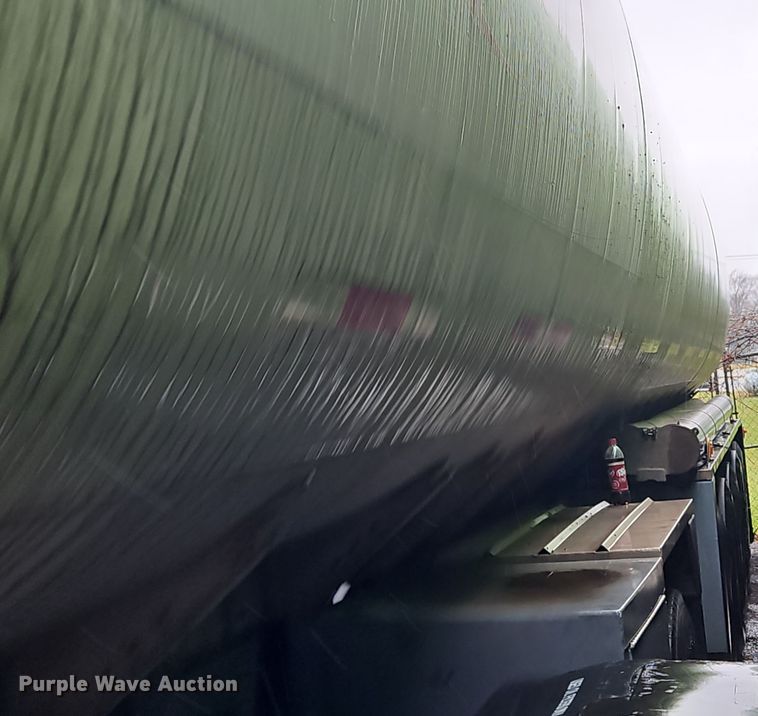 image for item OJ9709 1989 Heil tank trailer