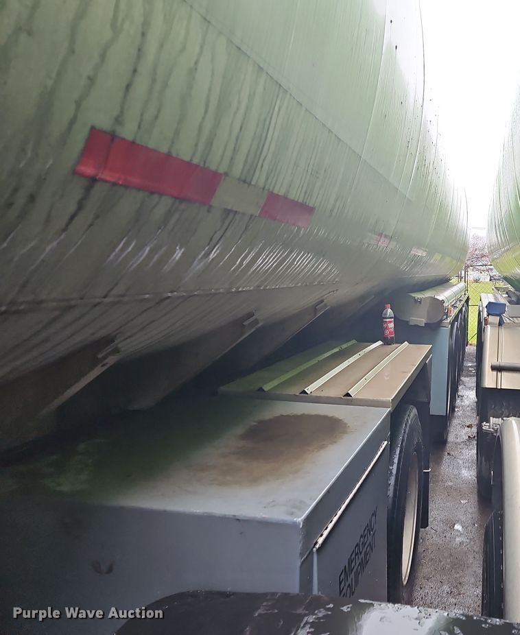 image for item OJ9709 1989 Heil tank trailer