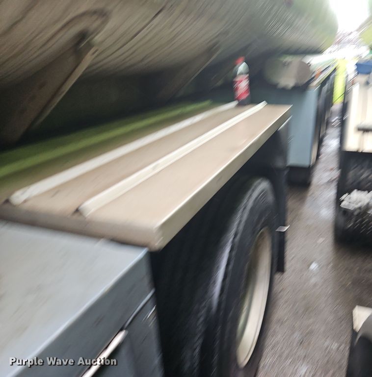 image for item OJ9709 1989 Heil tank trailer