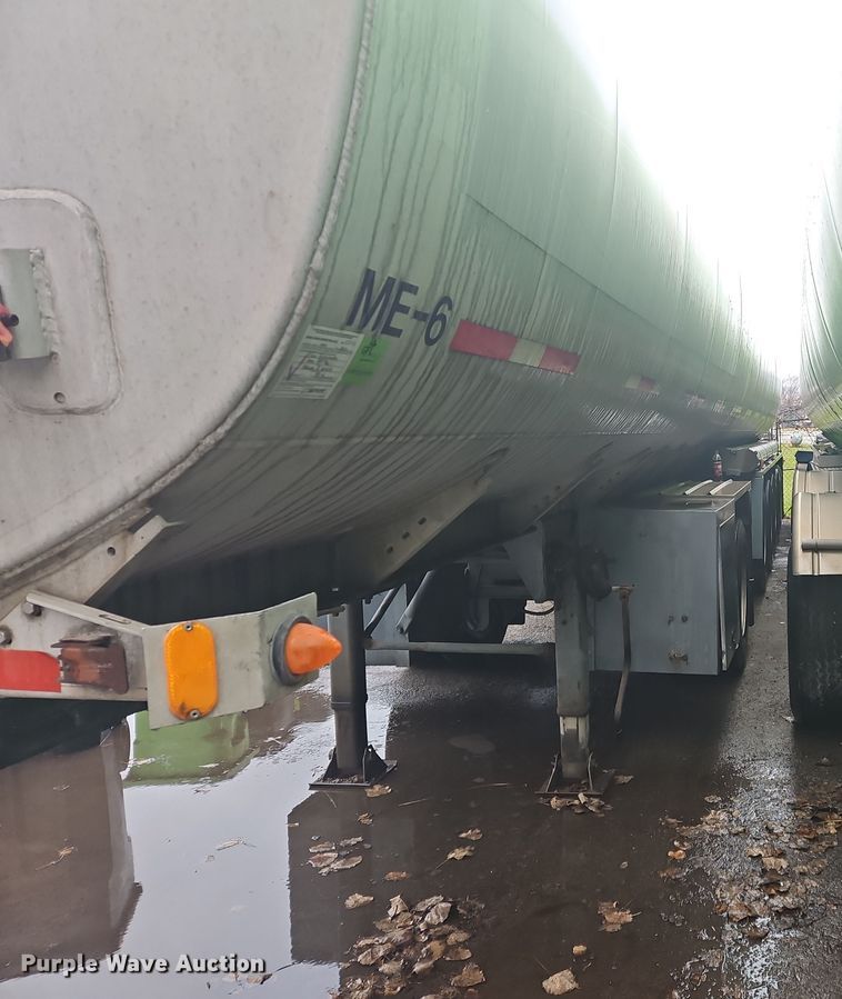 image for item OJ9709 1989 Heil tank trailer