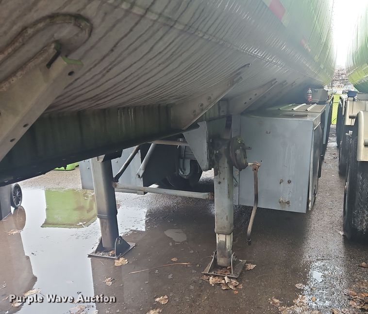 image for item OJ9709 1989 Heil tank trailer