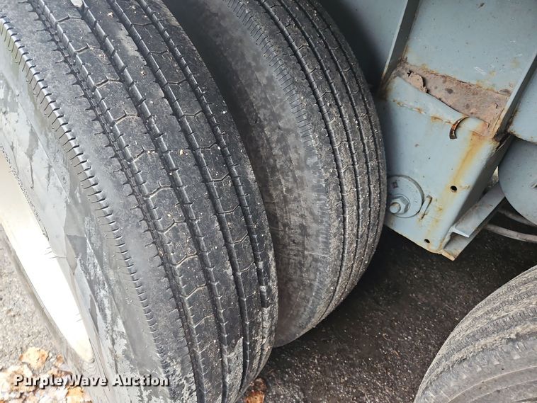 image for item OJ9709 1989 Heil tank trailer