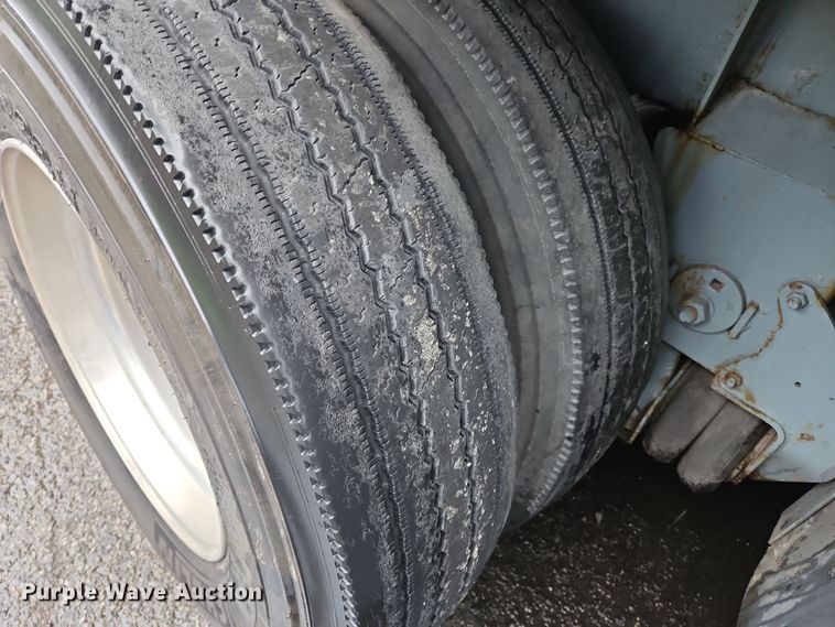 image for item OJ9709 1989 Heil tank trailer