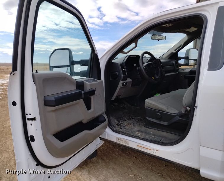 image for item DK8985 2017 Ford F550 flatbed truck