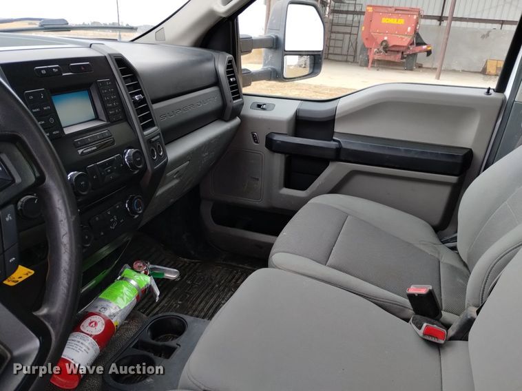 image for item DK8985 2017 Ford F550 flatbed truck