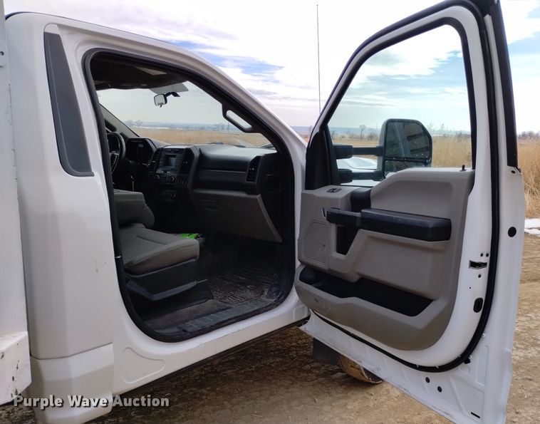 image for item DK8985 2017 Ford F550 flatbed truck