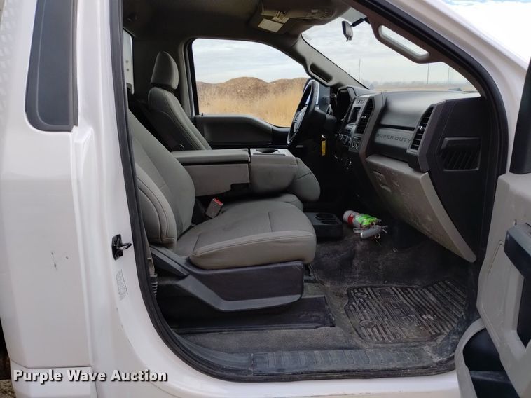 image for item DK8985 2017 Ford F550 flatbed truck