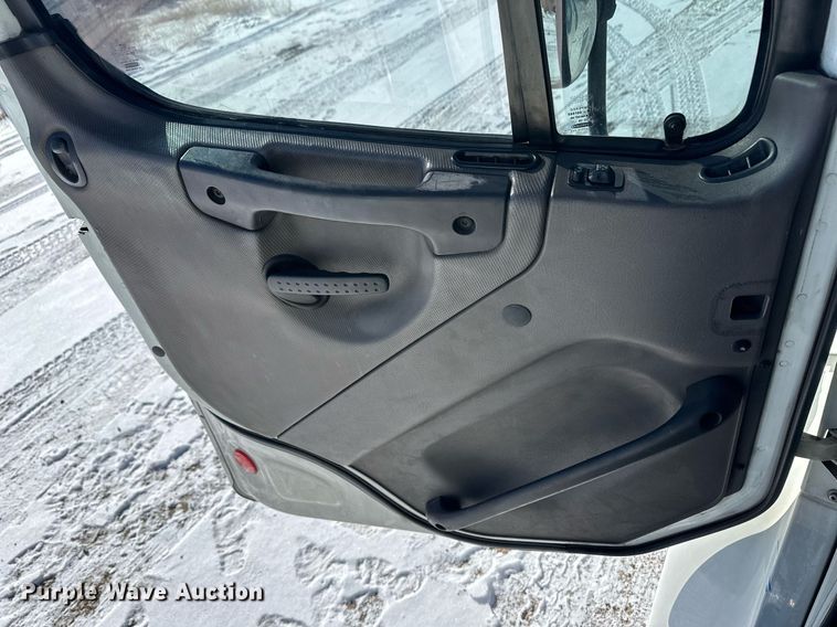 image for item DM2659 2008 Freightliner Business Class M2 Crew Cab semi truck