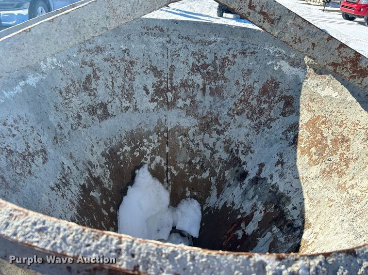 image for item DN0652 Concrete bucket