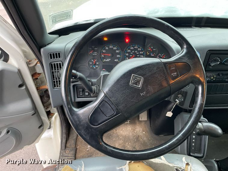 image for item DP0281 2004 International 4300 box truck