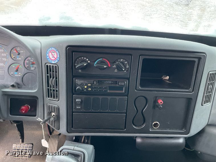 image for item DP0281 2004 International 4300 box truck