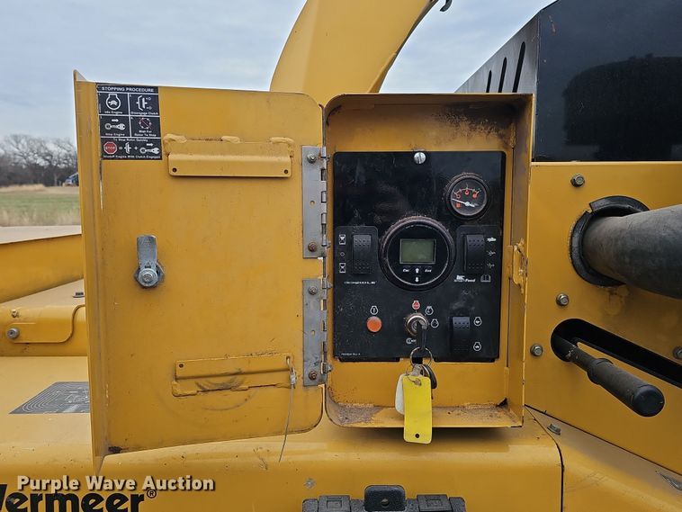 image for item DQ8549 2019 Vermeer BC1500 wood chipper