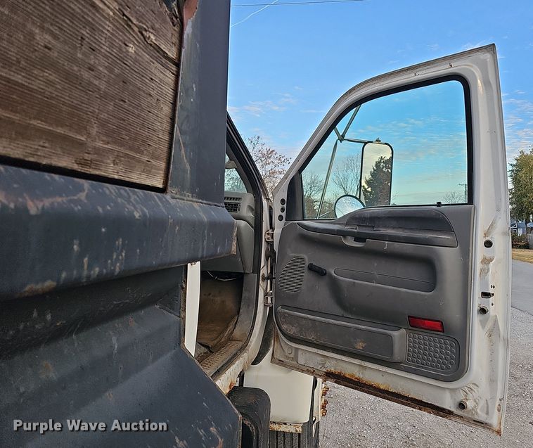 image for item DS5690 2003 Ford F650 Super Duty XLT  dump truck