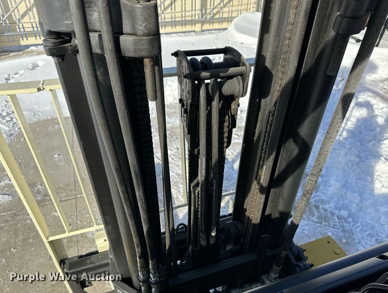 image for item EK9916 Yale GLP050VXNKAE084 forklift