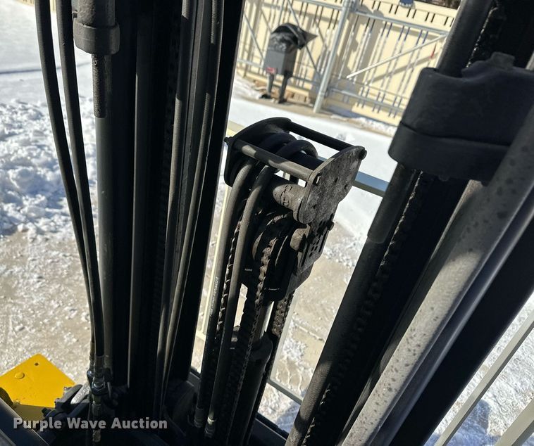 image for item EK9916 Yale GLP050VXNKAE084 forklift