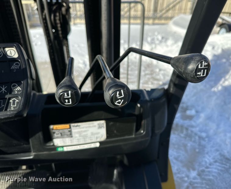 image for item EK9916 Yale GLP050VXNKAE084 forklift