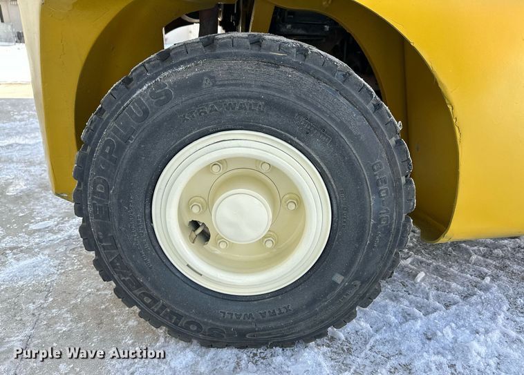 image for item EK9916 Yale GLP050VXNKAE084 forklift