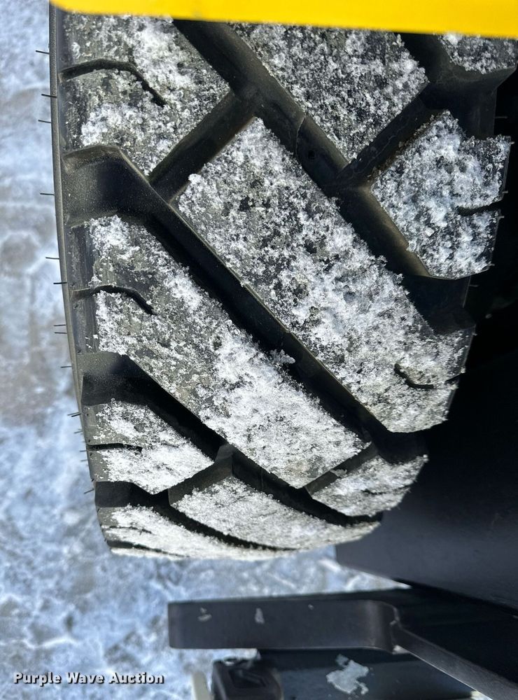 image for item EK9916 Yale GLP050VXNKAE084 forklift