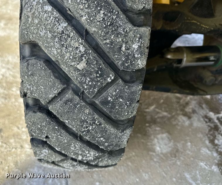 image for item EK9916 Yale GLP050VXNKAE084 forklift