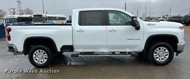 image for item IB9334 2022 Chevrolet Silverado 2500HD  Crew Cab pickup truck
