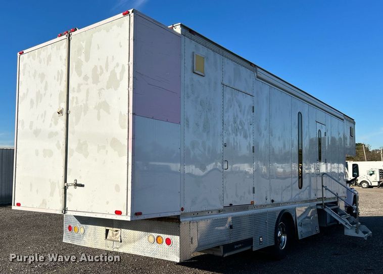 image for item KH9576 2007 GMC C7500 medical scanner truck