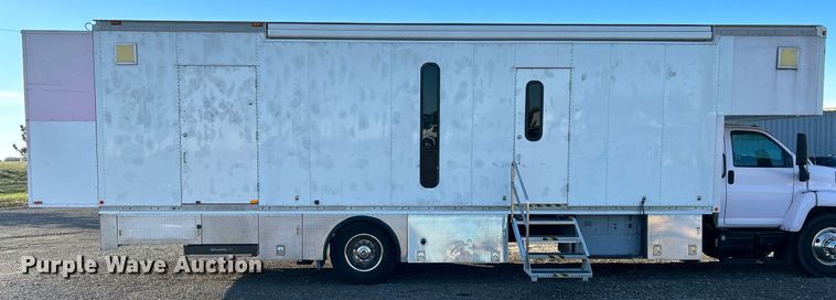 image for item KH9576 2007 GMC C7500 medical scanner truck
