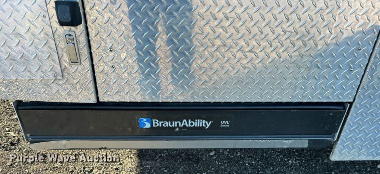 image for item KH9576 2007 GMC C7500 medical scanner truck