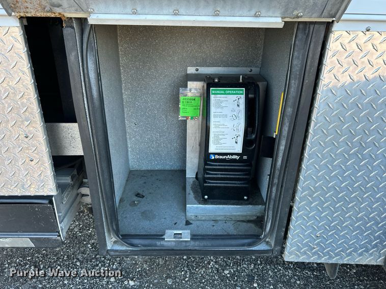 image for item KH9576 2007 GMC C7500 medical scanner truck