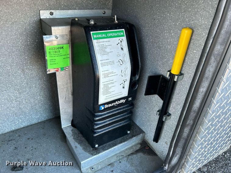 image for item KH9576 2007 GMC C7500 medical scanner truck