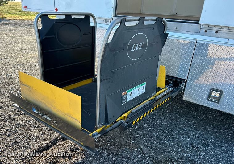 image for item KH9576 2007 GMC C7500 medical scanner truck