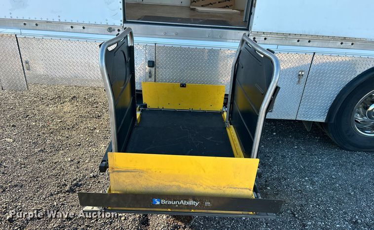 image for item KH9576 2007 GMC C7500 medical scanner truck