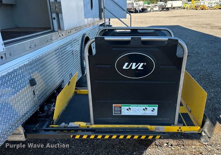 image for item KH9576 2007 GMC C7500 medical scanner truck