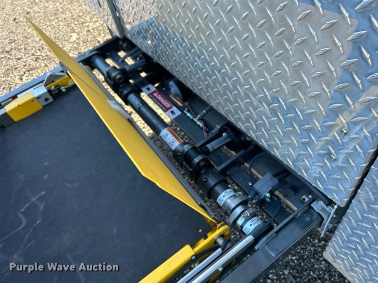 image for item KH9576 2007 GMC C7500 medical scanner truck