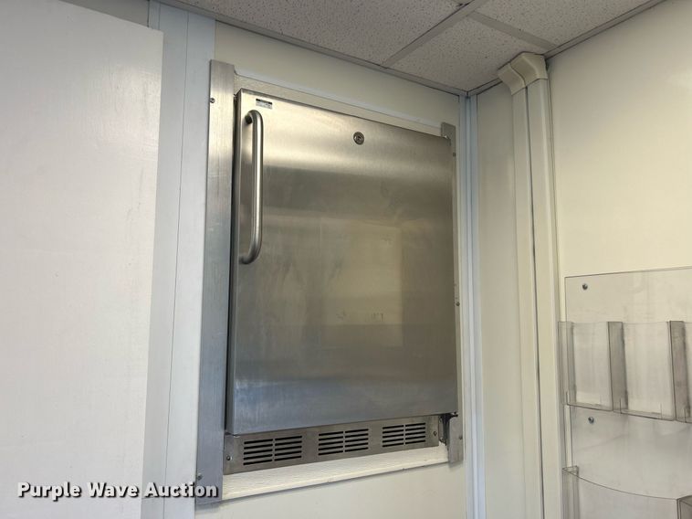 image for item KH9576 2007 GMC C7500 medical scanner truck