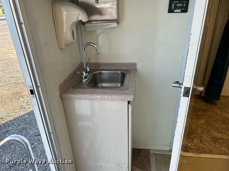 image for item KH9576 2007 GMC C7500 medical scanner truck