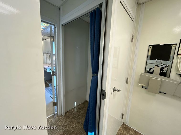 image for item KH9576 2007 GMC C7500 medical scanner truck