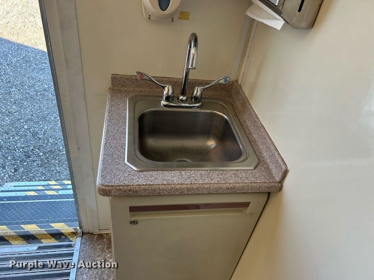 image for item KH9576 2007 GMC C7500 medical scanner truck